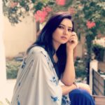 Isha Chawla Instagram – Dekhen ab khwaab naye 
Pehle se kuchh zyada 
Kuchh bade 

Yeh khwaab jo 
kisi ki hatheli mein na samaye 
Abke jo jhalke aankhon se 
to seep ke moti ban jaaye . 
.
.
.
.
#eshachawla #poetry #shayari #shayar #writersofinstagram #love #happiness #saree #tollywood #cinema #blue #traditional #indianwear #indian