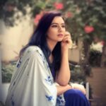 Isha Chawla Instagram – Kuchh khwaab meri aankhon se girkar
Teri hatheli ki Rekhaon mein beh gaye . 

Kuch khwaab khamosh ho kar 
Teri kaamayaabi ki dastan keh gaye 

Kuchh khwaab aise bhi jo har pal jeeye , 
Par woh Khwaab Khwaab hi reh gaye ………. 

.
.
.
.
.

#eshachawla #shayari #khwaab #actor #emotions #actorslife #southactor  #tollywood #saree #indian #traditional #poetry #