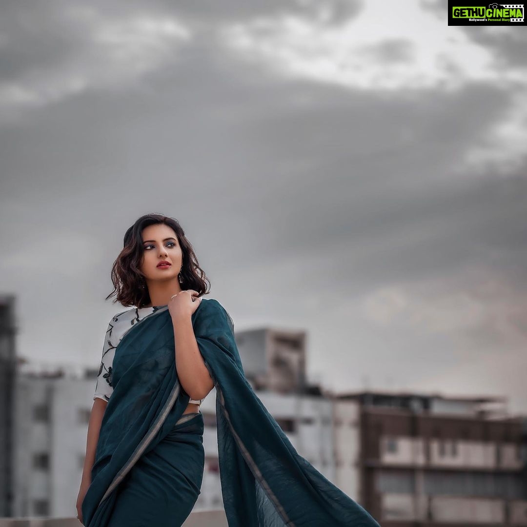 Isha Chawla Instagram - #day5 Celebrating motherhood . We worship Skandamata mother of skanda ( kartikey) on this day . The colour of the day is blue #maa #navratri #navratricolours #love #duggadugga #maadurga #pyaar #blue #saree #eshachawla #jaimatadi #durgapuja #gratitude