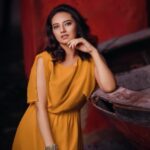 Isha Chawla Instagram - Day 2 Welcoming Maa brahmacharini , the daughter of Daksha Prajapati . She is also Known as Sati , who later married Shiva . Although she is worshipped In her unmarried form . The colour for today is orange as this deity’s governing planet Mars . . . . #eshachawla #orange # love #navratri #navratri2020 # colouroftheday #maa #durga #jaimatadi #duggadugga #durgapuja #maa #gratitude #shakti