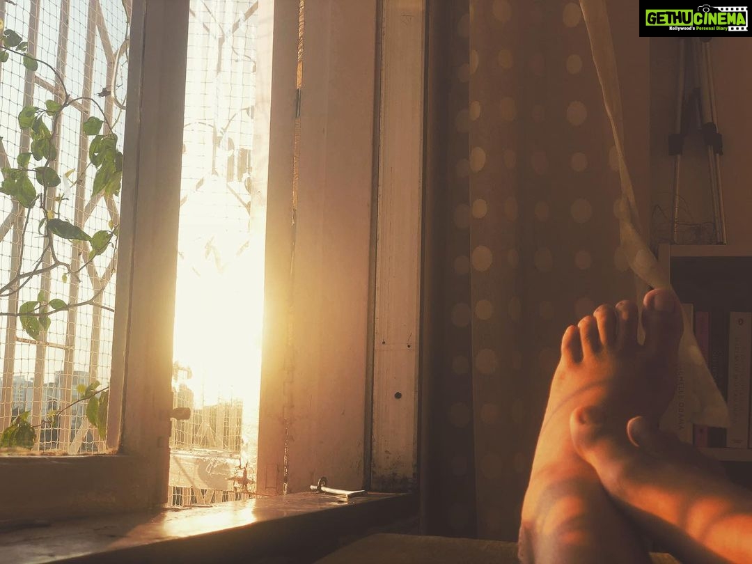 Isha Chawla Instagram - Suraj dhalne ka waqt badal gaya .... par shaamein ab bhi haseen hai 🧡 . . . #sunset #shaam #shaamein #bombay