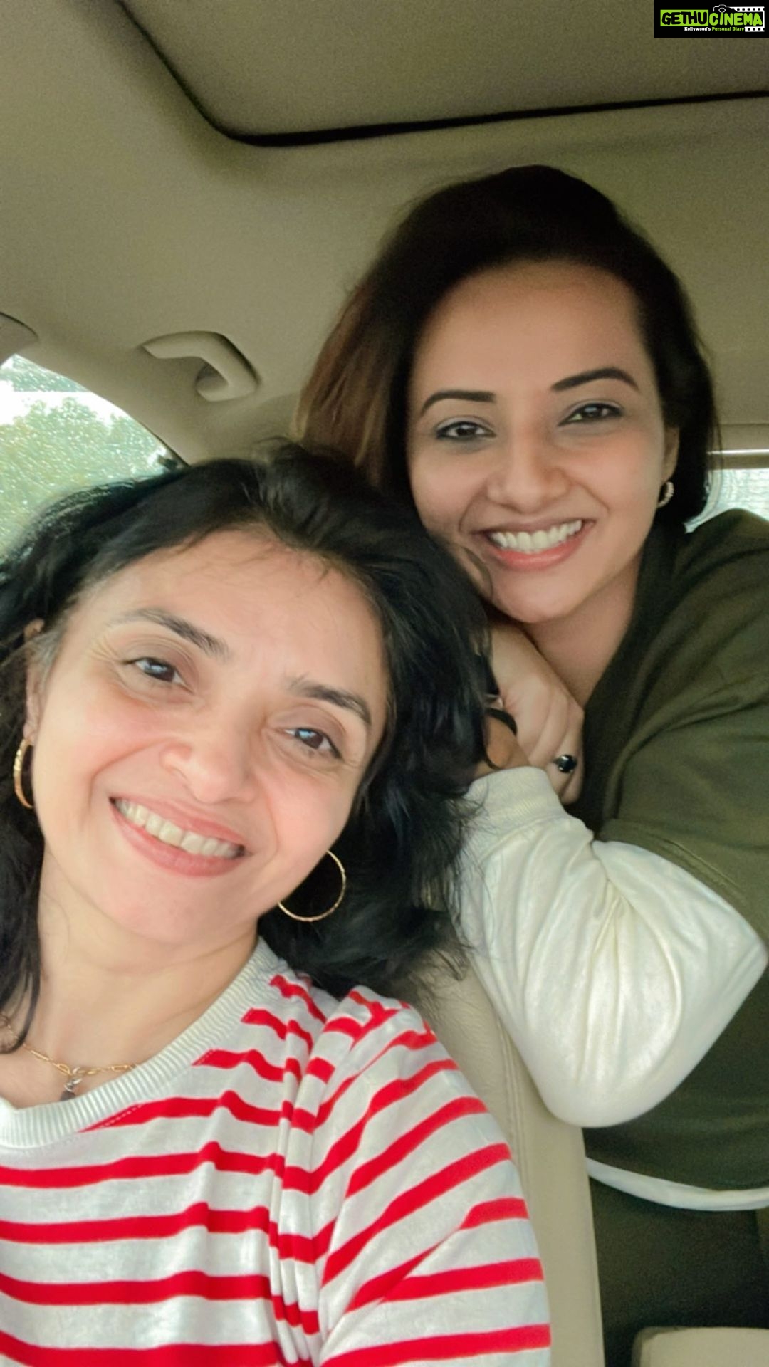 Isha Chawla Instagram - Having a #jhoothahisahi moment with @twiinklesyoga and the OG @paakhi . . . #eshachawla #friends #movies #dosti #jhoothahisahi #nostalgia #arrahman
