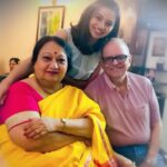 Isha Chawla Instagram - My Heart and Soul . ❤️ . #maapapa #love #family #happyanniversary #parivaar