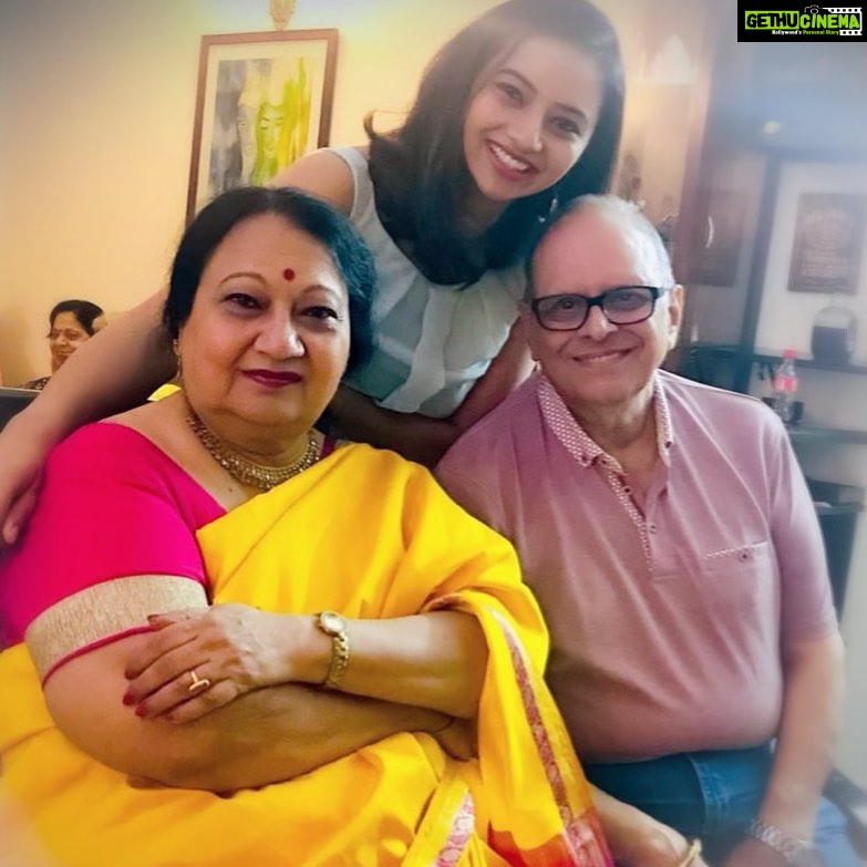 Isha Chawla Instagram - My Heart and Soul . ❤️ . #maapapa #love #family #happyanniversary #parivaar
