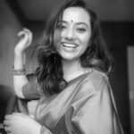 Isha Chawla Instagram - Muskurane ki baat karte ho .... 🖤 . . . #eshachawla #saree #blacknwhite #love #smile #tollywood #gratitude