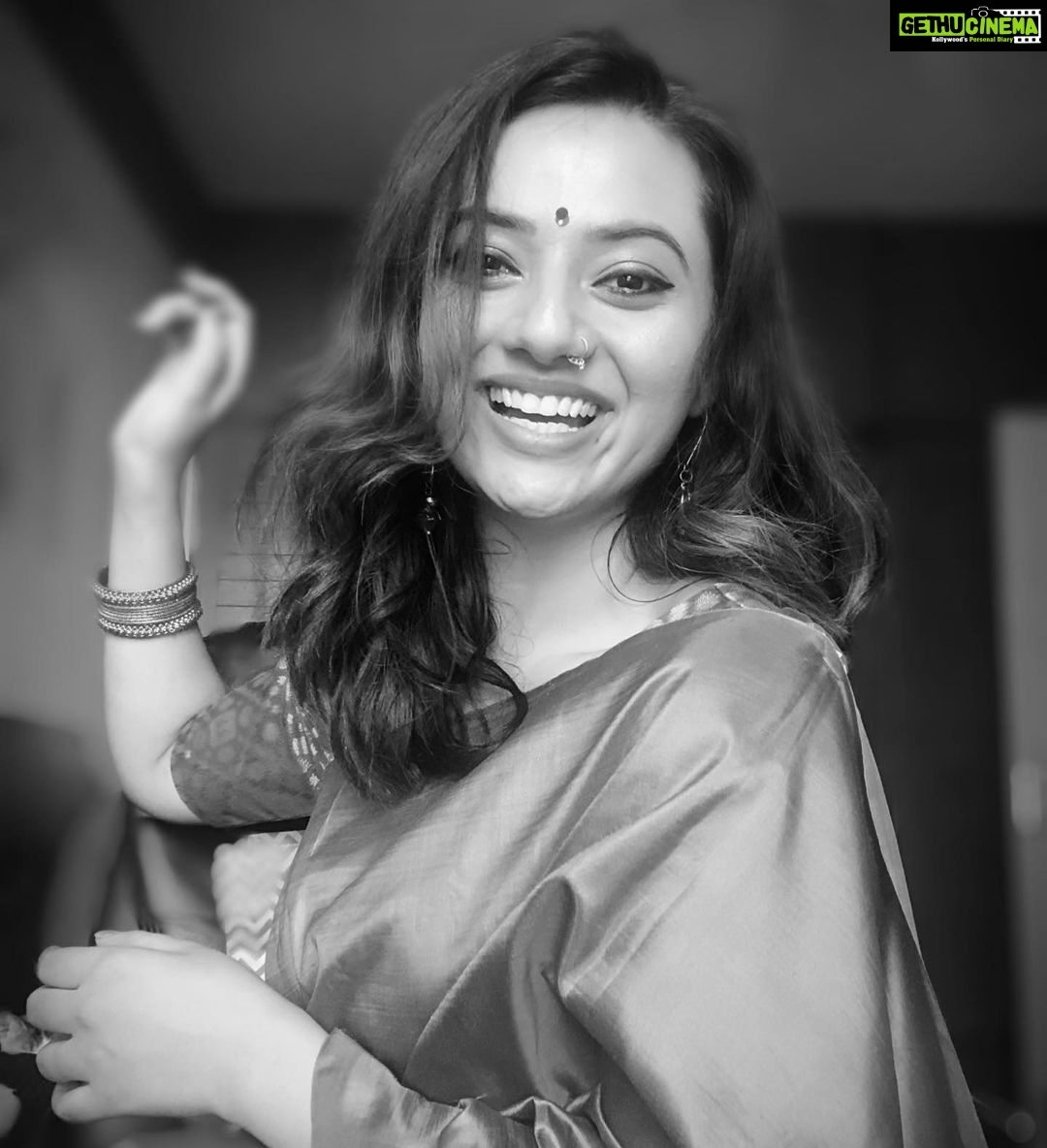 Isha Chawla Instagram - Muskurane ki baat karte ho .... 🖤 . . . #eshachawla #saree #blacknwhite #love #smile #tollywood #gratitude