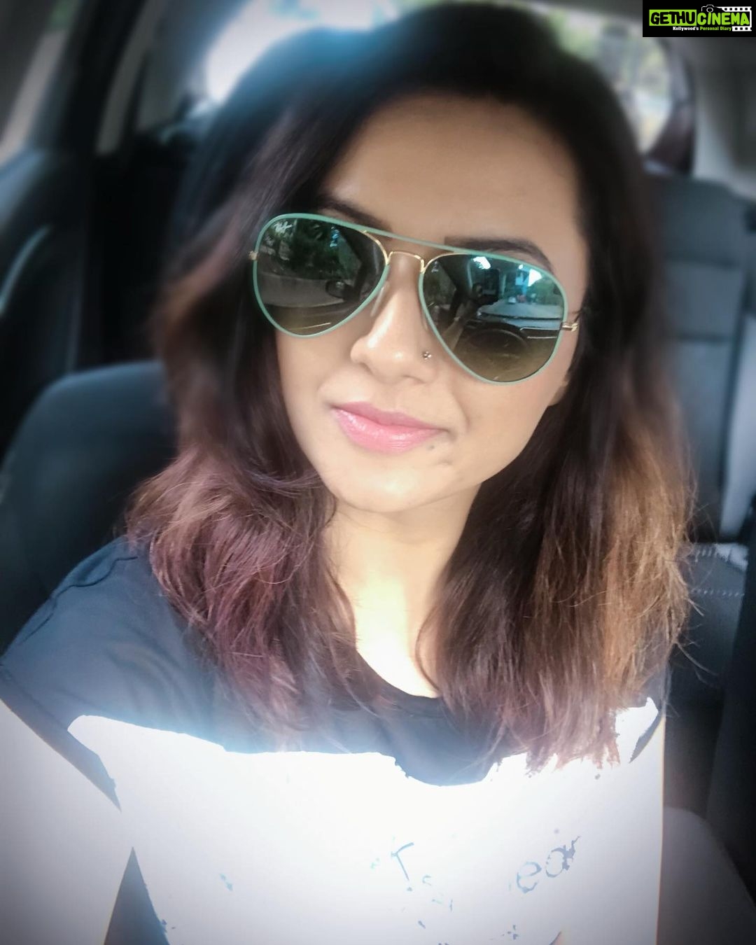 Isha Chawla Instagram - When youβre reminded of the existence of Shades after 4 months π.... selfie to banti hai ... N yeah I also got a haircut .... π€π€π€π€ #haircut #aviators #loveforaviator #rayban #sunglasses #lockdownstories #sunnydays