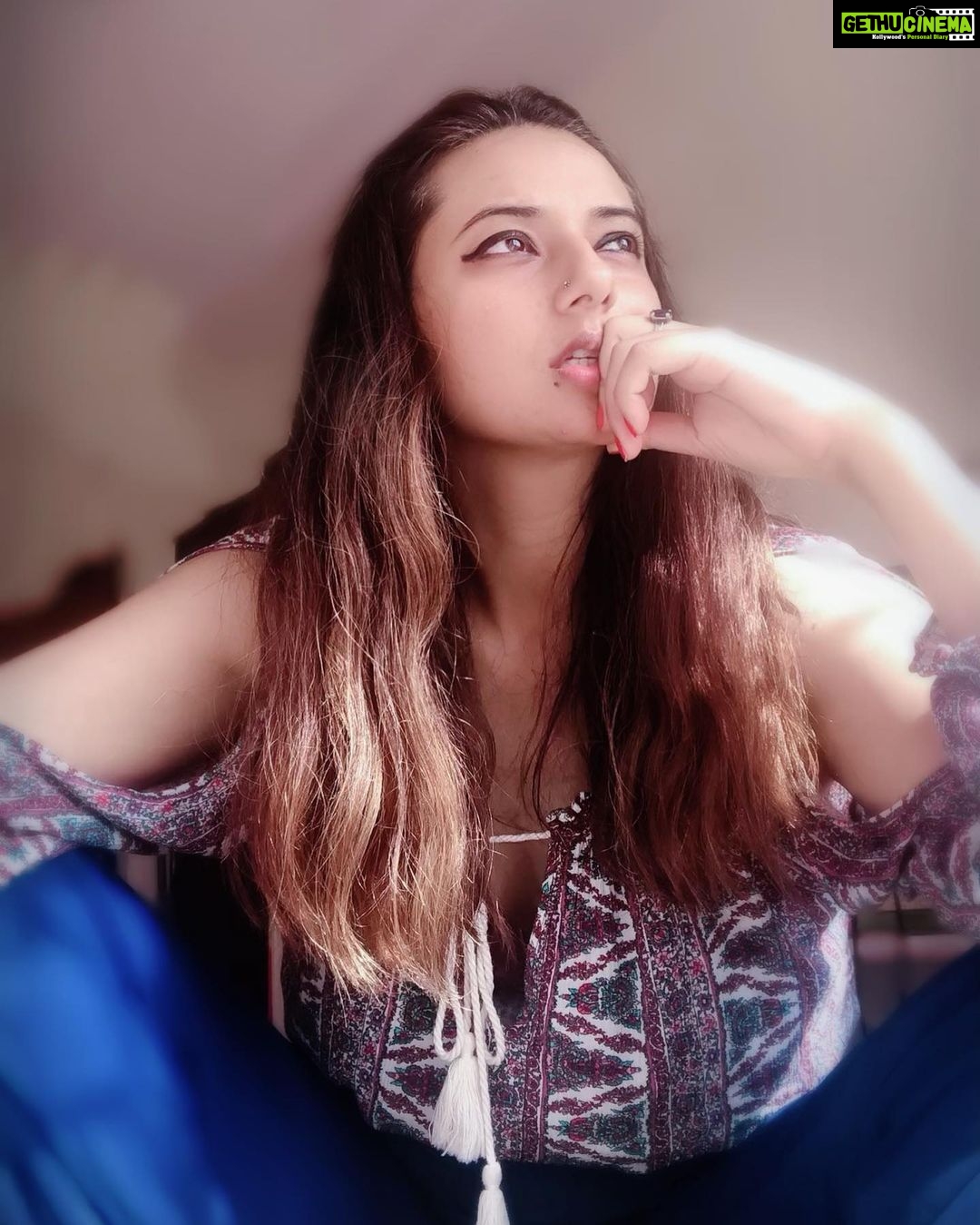 Isha Chawla Instagram - Have always been a Gypsy at heart .... Miss the roads , the impromptu plans and also my tribe .... jo yahan wahan takrate rehte the .... Crave living out of a suitcase 🧳 so bad . 🖤 . . . #life #love #livingoutofasuitcase #happiness #banjare #greatful