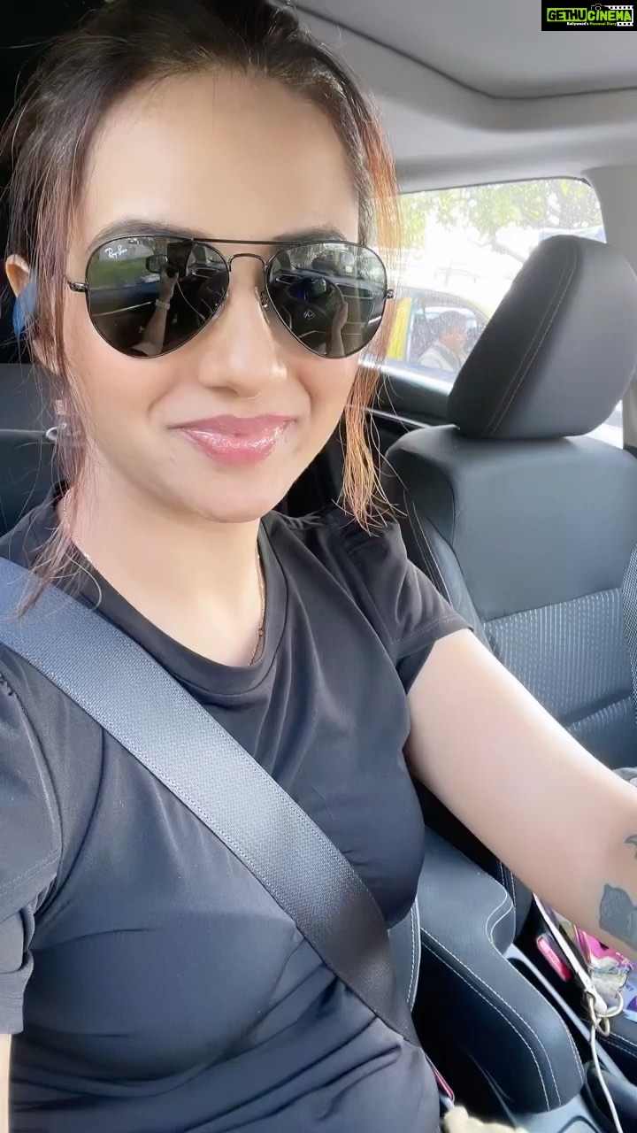 Isha Chawla Instagram - Some days are meant to be spent with yourself 🖤 Photo dump of one such day . I went on a long drive and then to some home shopping . From there Went to my favourite book store and then ate at my favourite restaurant . We had been trying to eat at this place and there was always a looong wait . But when you say table for One please … they take you in immediately . Had an amazing Sunday with the best company … ME . ♥️ . . . . #eshachawla #Sunday #mumbai #bookstagram #solotripping #selflove #iloveme