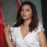 Isha Chawla Instagram - . Ab deewaren sunane lagi hain , dil ki daastaan . Par darwaze kahaniyon se ittifaaq nahin rakhte . Ab daraazen batane lagi hain , chithion ka pata . Par musafir Gharon ke hisaab nahin rakhte . - Esha Chawla #lockdownstories #love #home #shayar #mausam #monsoon #shyarana