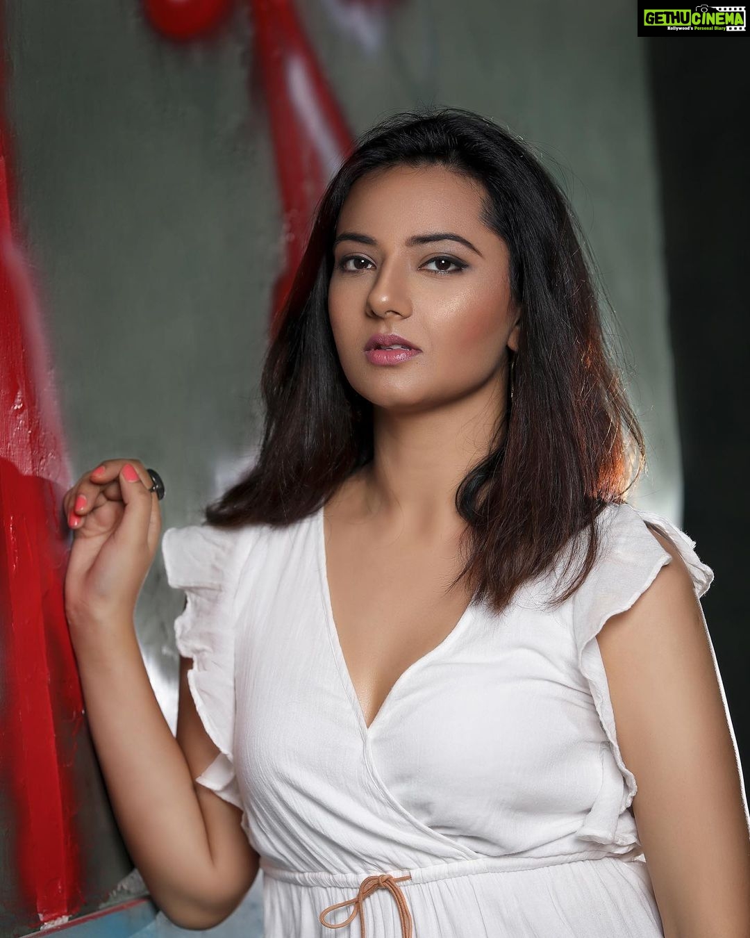 Isha Chawla Instagram - . Ab deewaren sunane lagi hain , dil ki daastaan . Par darwaze kahaniyon se ittifaaq nahin rakhte . Ab daraazen batane lagi hain , chithion ka pata . Par musafir Gharon ke hisaab nahin rakhte . - Esha Chawla #lockdownstories #love #home #shayar #mausam #monsoon #shyarana