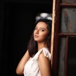 Isha Chawla Instagram - That expression ... when the weather is LOVE and you’re craving the Highway .... PAR BAHAR JAANA MANA HAI 😭 #monsoon #monsooncraving #highway #monsoontrips #roadtrips #white #eshachawla #pyaar #khidkiyan #lockdownstories #2020 #bombay #longdrive
