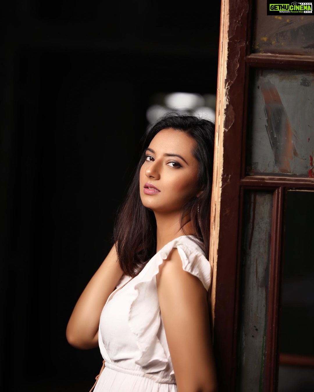 Isha Chawla Instagram - That expression ... when the weather is LOVE and you’re craving the Highway .... PAR BAHAR JAANA MANA HAI 😭 #monsoon #monsooncraving #highway #monsoontrips #roadtrips #white #eshachawla #pyaar #khidkiyan #lockdownstories #2020 #bombay #longdrive