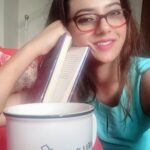 Isha Chawla Instagram - Nayee Kitaab Baarish aur Chai .... Sunday ko ab aur behtar kaise banaye . 💙💙💙 . . . . #lockdownstories #books#lockdownread #love #barish #bombay #Newbook #chai #kutaabaurchai #pyaar #eshachawla #monsoon