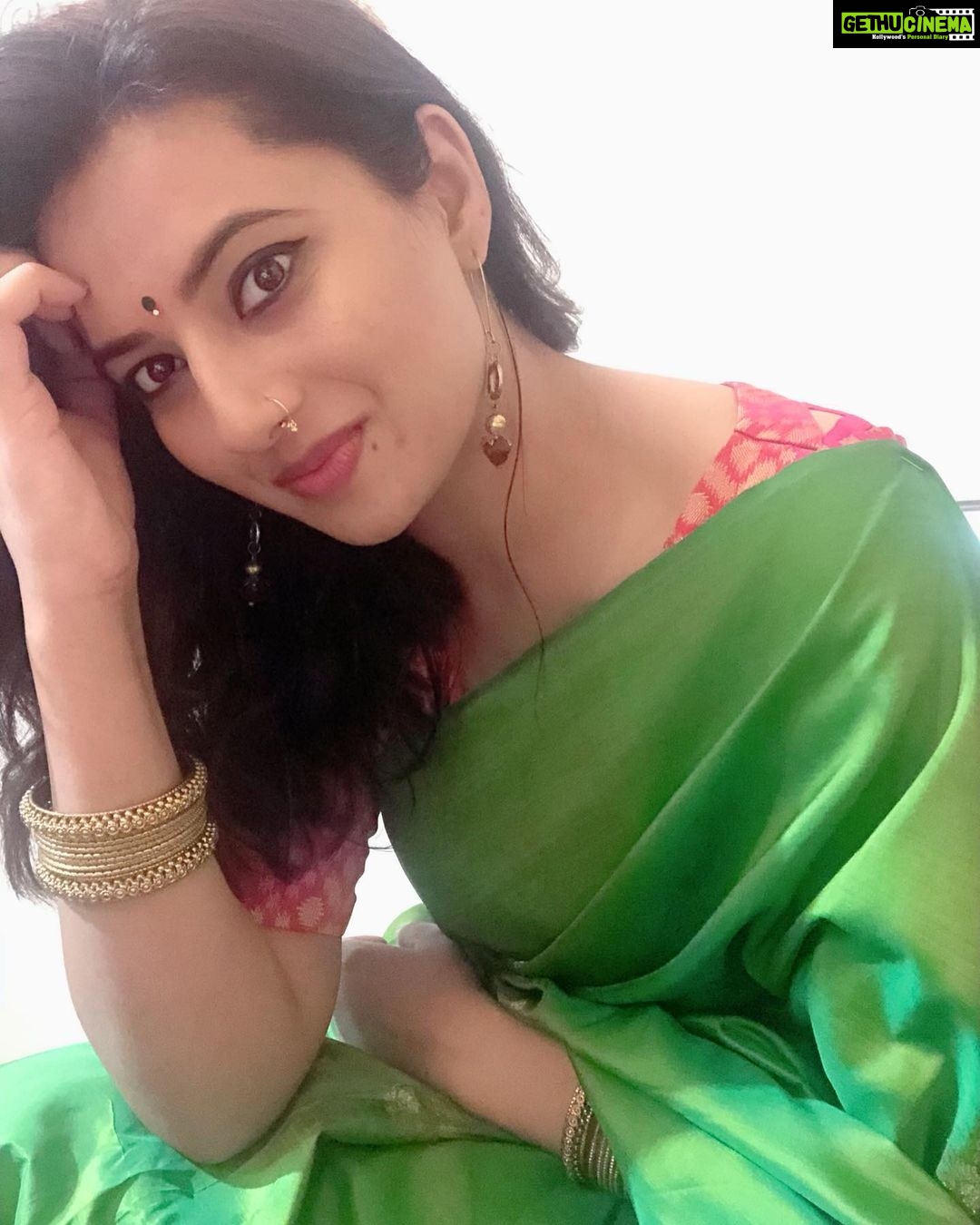 Isha Chawla - 12.8K Likes - Happy Gauri puja ...
.
Happy me ...... wearing a saree and off-course eating all that food in the name of Prasad 🙄🙈.
#ganpati2020 #ganpatibappamorya #parvati #gauripooja #happiness #festive #indian #bindi #chudiyan #kanjivaram #eshachawla #ganeshchaturthi #gauripoojan