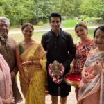 Isha Chawla Instagram - Ganpati Bappa Morya agale baras tu jaldi aa 🙏♥️ . . . . #eshachawla #familytime #ganpati #ganpatibappamorya #ganpati #festivalsofindia #familytime #indiantraditionalwear #gratitude #love #sareelove #saree 𝘽𝙤𝙨𝙩𝙤𝙣, 𝙈𝙖𝙨𝙨𝙖𝙘𝙝𝙪𝙨𝙚𝙩𝙩𝙨