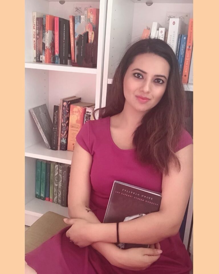 Isha Chawla Instagram - Cause #sundays are all about being in your favourite corner . 💛💛💛💛💛 #quarantine #quarentinesunday #books #love #life #happiness #gratitude #kitabein