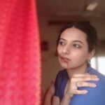 Isha Chawla Instagram - Yeh Shamein to roz hi aati thi ... bas maine abhi baithna shuru kiya hai 💙💛💙💛💙💛💙💛💙💛💙 ❤️ #quarantine #quarantinelife #beautifulevenings #sunset #life #love #lockdown #sunheri #zindagi #gratitude