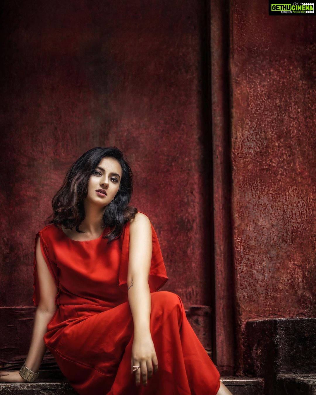 Isha Chawla Instagram - Here it is my favourite favourite picture from the lot. @karteeksivagouni this is your best by far . 🙈🤣 P.S - last one got deleted so posting again . ❤️🤍❤️🤍😀 Styled by @rishita.madas MUA - @avantishasingh