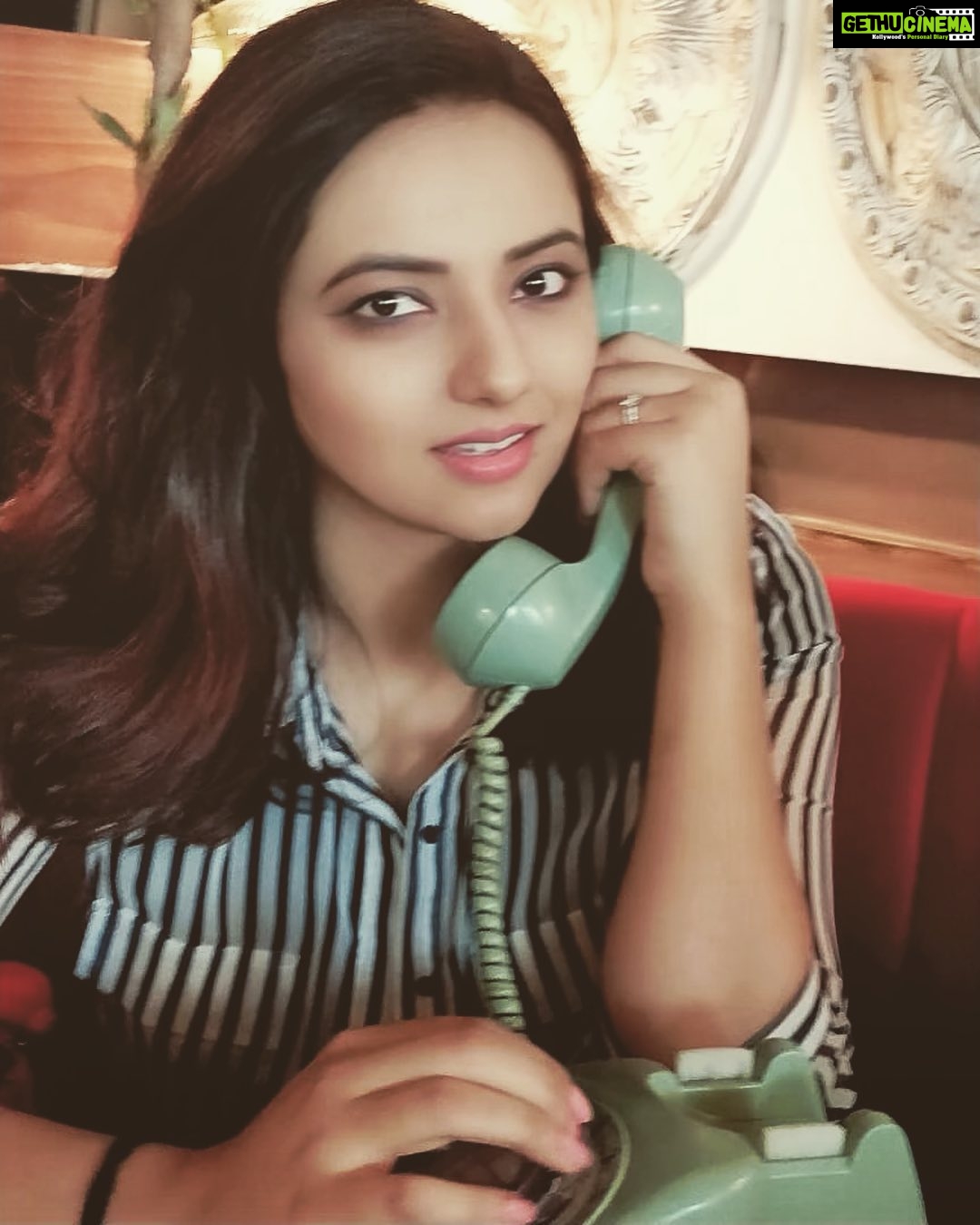Isha Chawla Instagram - Mere dil mein aaj kya hai .... tu kahe to main bata doon . 🖤🖤🖤 #telephone #love #mood #antique
