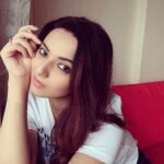 Isha Chawla Instagram - Hello 2020 ! May you be the love that everyone seeks . ❤️♥️😘😊 . #2020
