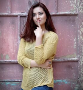 Isha Chawla Instagram - Soch rahi hoon ke iss photoshoot ke pictures kab aayenge 🤔🤔🤔 @karteeksivagouni . 
#photoshoot #hyderabad #busyphotographer #actors life