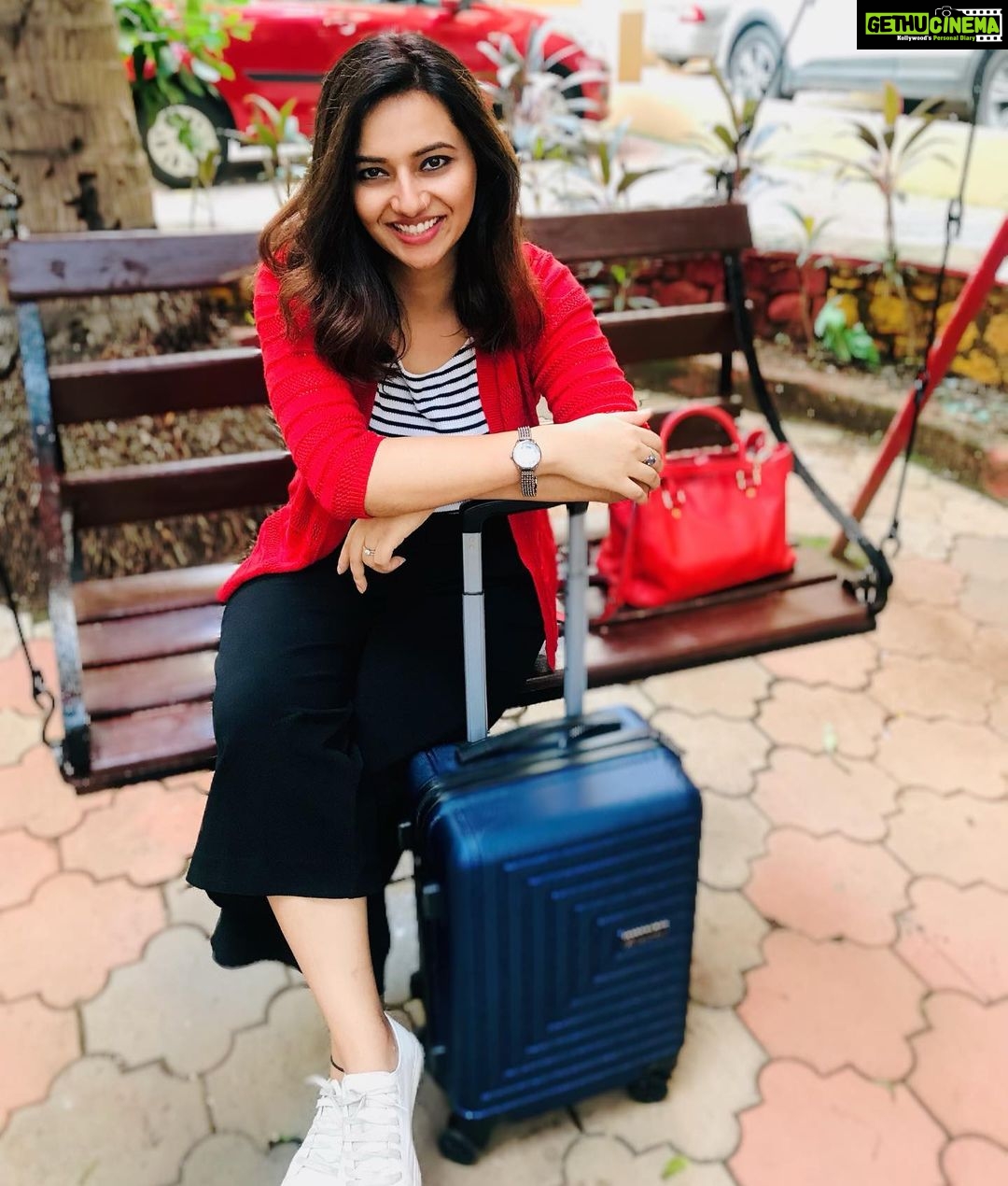 Isha Chawla Instagram - When i got carried away 🙈 by the amazing offer at @giordanoindia #shoppingwithgiordano #giordanoindia#giordanofestiveoffer#festivesale #newcollection You can avail this offer at @luxxuberance @shoppers_stop @centralandme @helioswatches @lifestylestores_