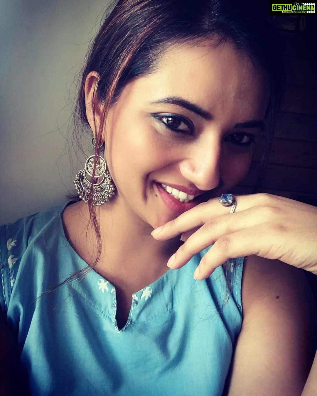 Isha Chawla Instagram - Bas yuhin ....khush rahti hoon ! Dil ki baaton ko logon se nahin Dil se hi kahti hoon . Bas yuhin ... khush rehti hoon . #khudi #khushi #selflove #blue #indian #indianwear #ishachawla #gratitude
