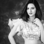 Isha Chawla Instagram - Thoda Rafoo karke dekhiye naa , phir se nayi si lagegi . Zindagi hi to hai ! - Gulzar Sahab #life #zindagi #zindagigulzarhai #zindagikasaath #ishachawla #love #selflove #gratitude