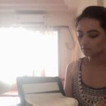 Isha Chawla Instagram - Main .... meri kitaab aur ... aur humse nikalti sunehri roshni . ♥️ #books #magicalbooks #love #life #gratitude