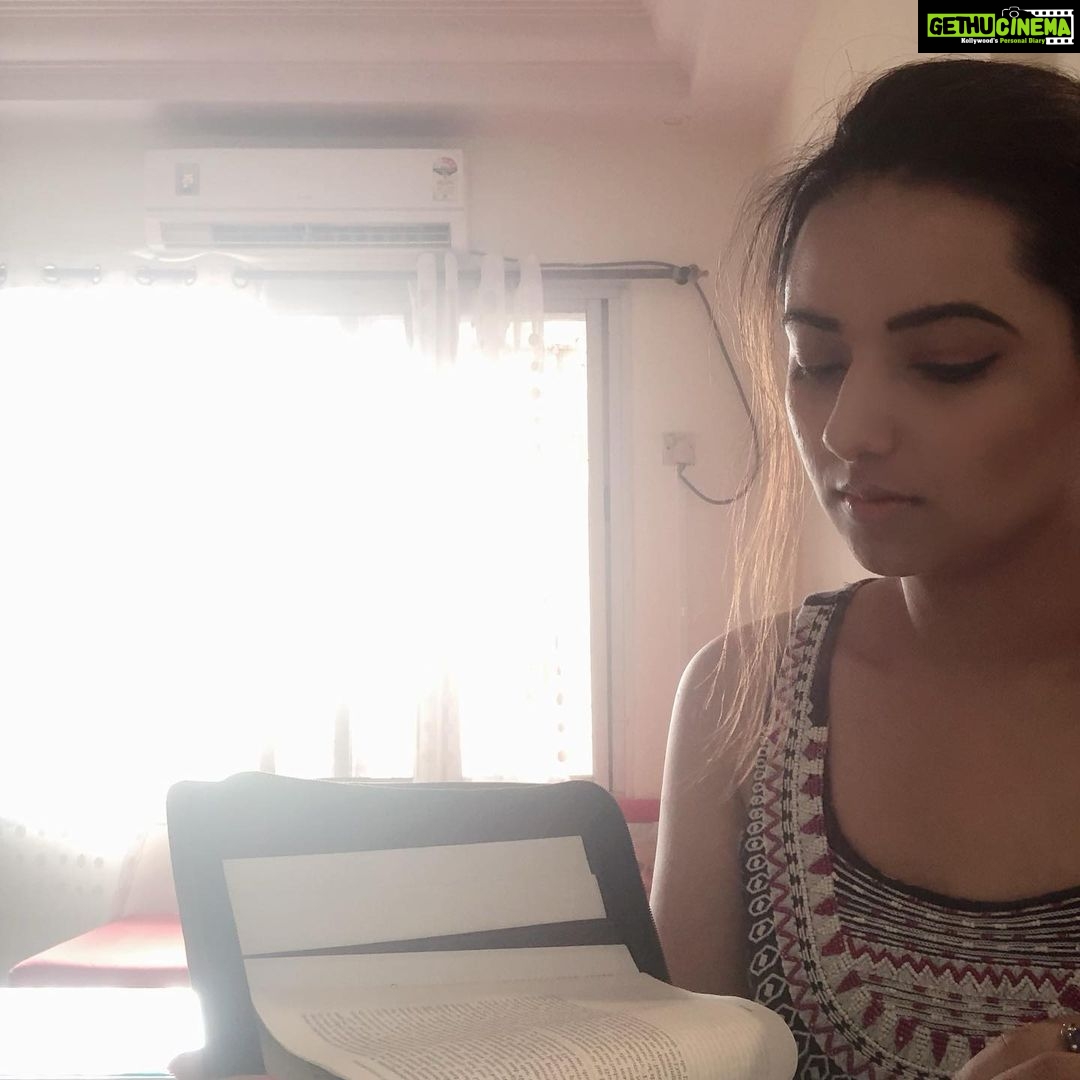 Isha Chawla Instagram - Main .... meri kitaab aur ... aur humse nikalti sunehri roshni . ♥️ #books #magicalbooks #love #life #gratitude