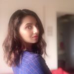 Isha Chawla Instagram - Mudke dekhoon jo ek baar , to kahin pyaar na ho jaaye . Jis baat se ab tak tha inkar , kahi uska ikraar na ho jaye . Humari bekarari se unke karar par , radhi bhar bhi fark nahin . Par darte hain kahin aaj , woh dil bekaraar na hojaye . Mudkar dekhoon jo main aaj , kahin phirse pyaar na ho jaye ! #ishachawla #ishayara #poetry #shayar #shayari #shayarilove #shayarimode #happiness #love #life #gratitude