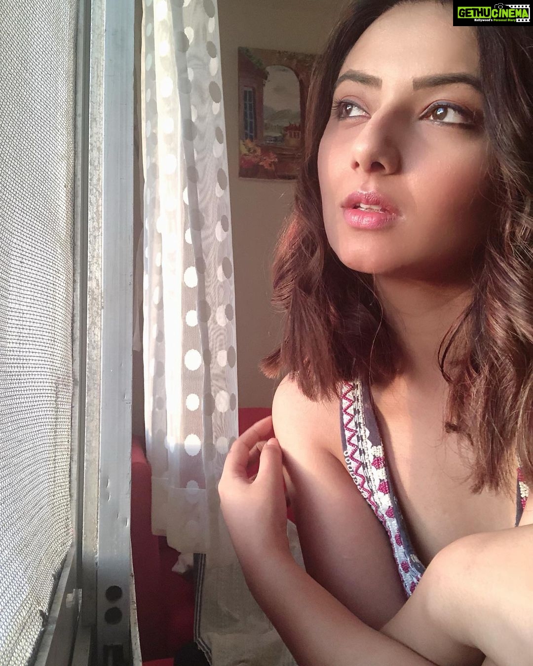 Isha Chawla Instagram - Hello Sunshine . ❤️ Love the light of the setting sun . It has a promise of rising again . #naturallight #love #sun #settingsun #ishachawla #gratitude
