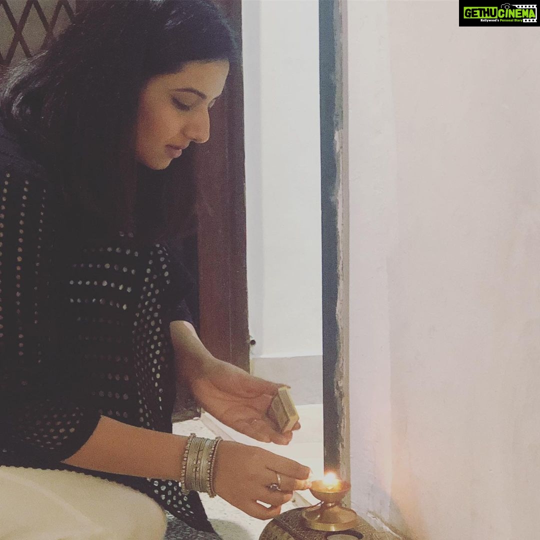 Isha Chawla Instagram - Ummeed ka diya jalta rahe , bas yehi zaroori hai . #ganpatibappamorya #ganpati2019 #ecoganesha #hope #faith #bappa #love #life #gratitude .