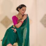 Isha Chawla Instagram - Jo mohobbat karni hi ho , to pehle khud se kar . #love #selflove #life #tollywood #actorslife #lovemylife #gratitude #indianwear #loveforindianwear #saree #bindi #indian #green #pinkgreen