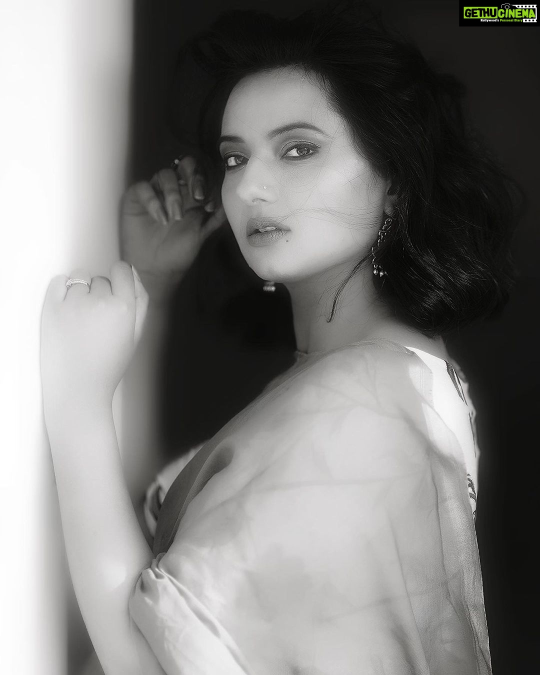 Isha Chawla Instagram - ❤️❤️❤️ . . . . . . . #lovemylife #blackandwhite #blacknwhitephotography #saree #loveforindianwear #ishachawla #happiness #stillphotography #pyaar #gratitude