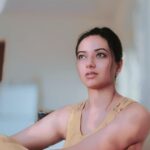 Isha Chawla Instagram - Dhalte sooraj ki roshni mein ek ajeeb si chamak hoti , shayad kyunki woh jaanta hai ke dhalne ke baad usse phir chadna hai . ❤️ #lovemylife #love #sunsets #themagiclight #magical #gold #life #gratitude #ishachawla