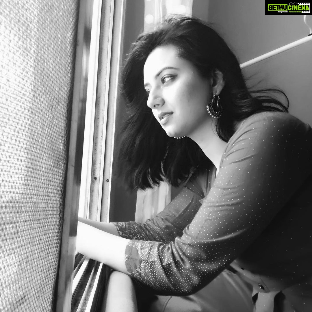 Isha Chawla Instagram - Khwabon ki khidki se jhaank kar to dekho , Raaste apne aap nazar aayenge .❤️ #dreamon #love #life #neverstopbelieving #mysticlife #ishachawla #gratitude