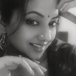 Isha Chawla Instagram - Yeh Chehraa kuchh jaana pehchana sa lagta hai . ❤️ #saturday #blacknwhite #retro #ishachawla #loveforindian #bindi #koka #life #gratitude