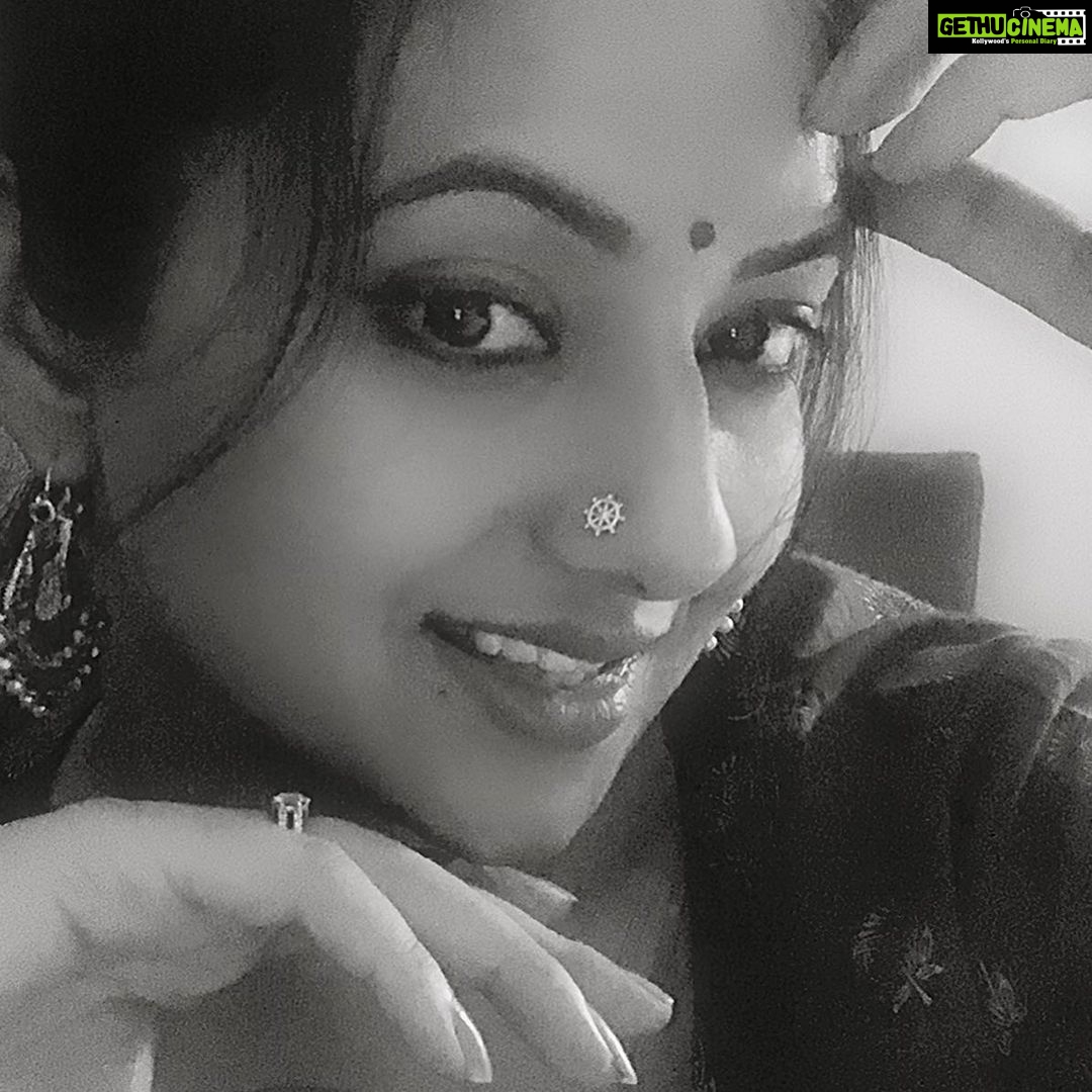 Isha Chawla Instagram - Yeh Chehraa kuchh jaana pehchana sa lagta hai . ❤️ #saturday #blacknwhite #retro #ishachawla #loveforindian #bindi #koka #life #gratitude