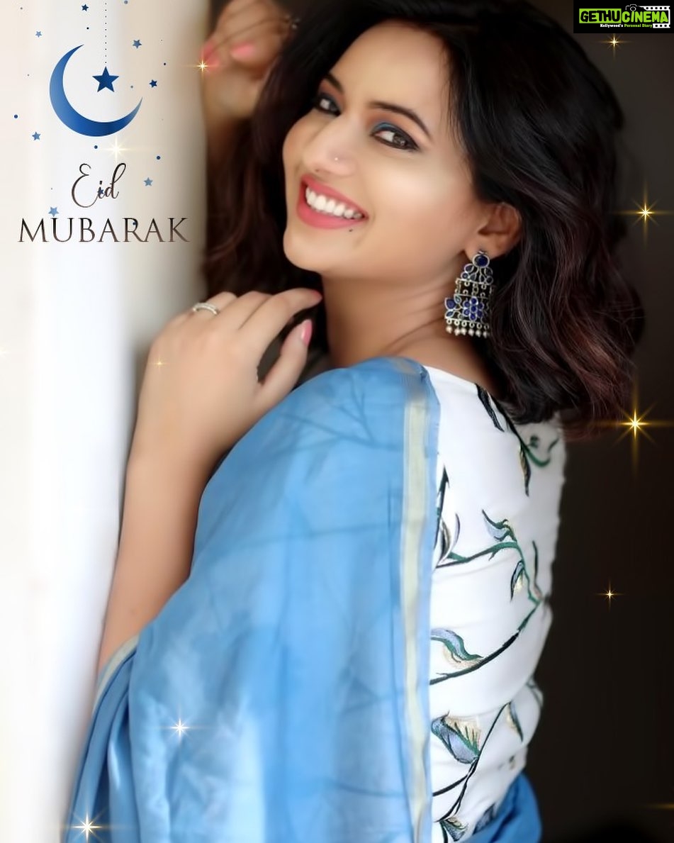 Isha Chawla Instagram - May there be happiness and light . #eidmubarak #love #peace #happiness