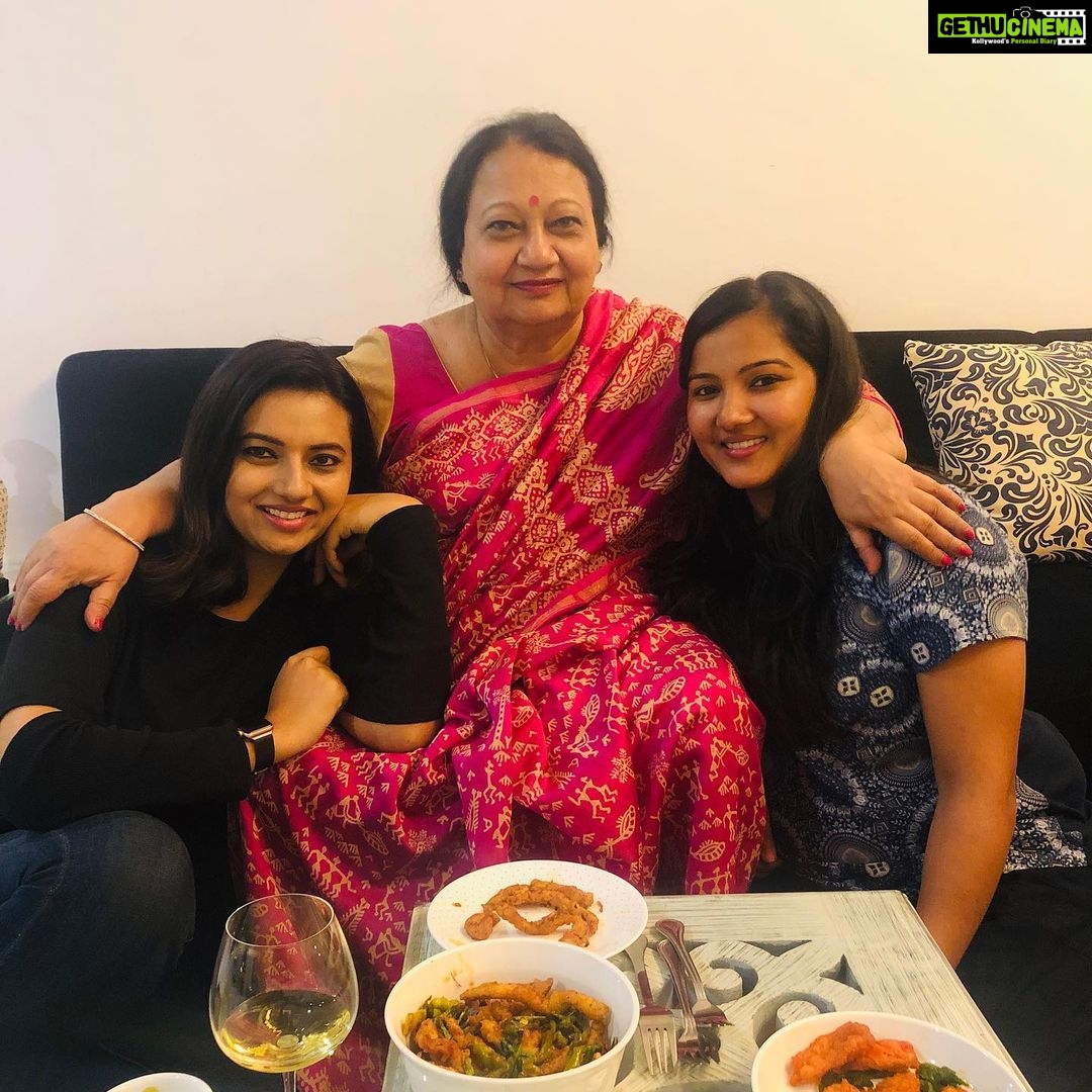 Isha Chawla Instagram - Too much love in Hyderabad ❤️❤️❤️. #love #family #bff #maa #hyderabad #khana #bahana #gratitude