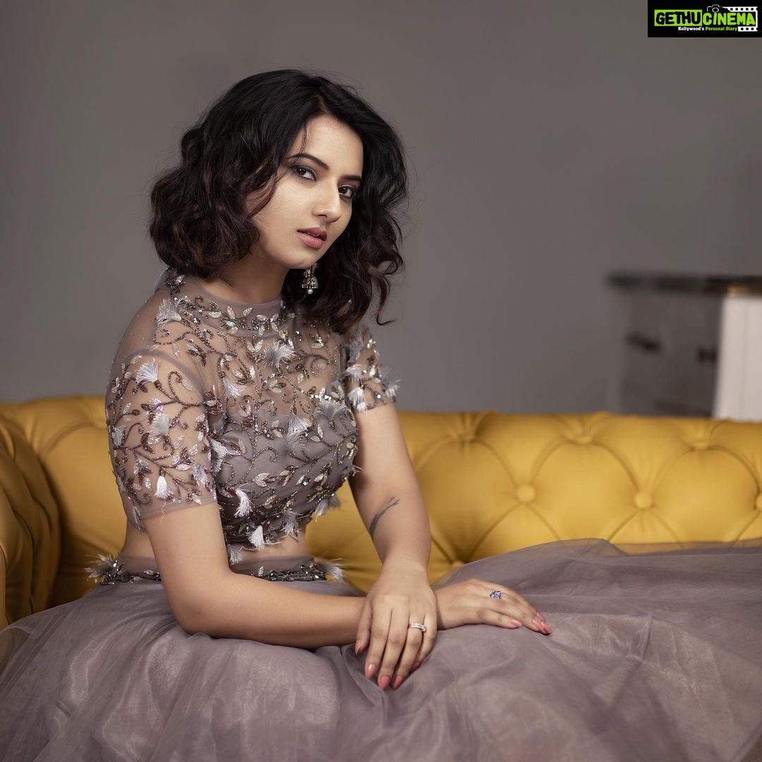 Isha Chawla Instagram - Ab kya kahoon . π€ #photoshoot #gratitude #lovemyjob #photography #actorslife Makeup n hair - @cozytoglam Photography- @karteeksivagouni Styled by - @rishita.madas Costume - @lekhareddydesigns