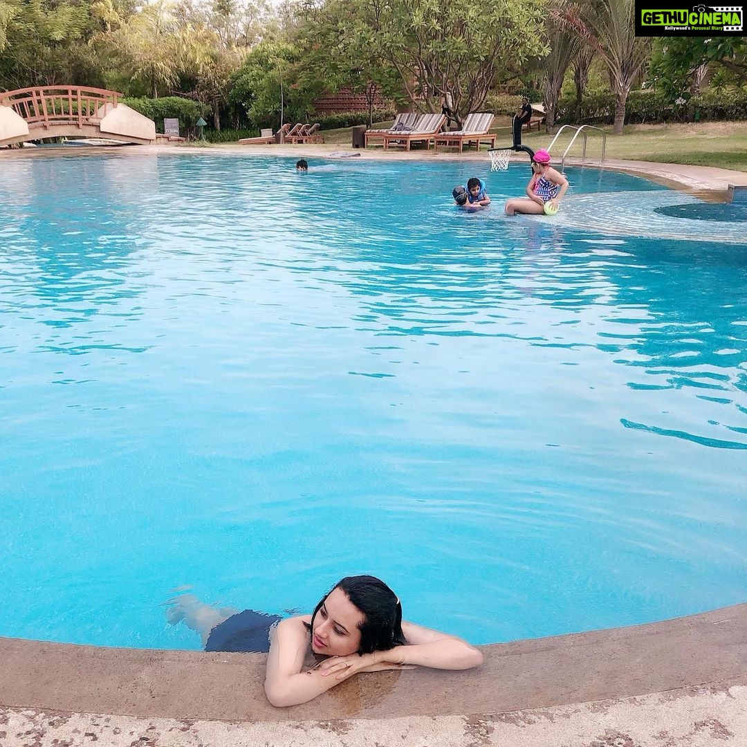 Isha Chawla Instagram - Pool time ❤️ with #mahi #veer #love #family #gratitude #summertime #familytime #pool #waterbabies