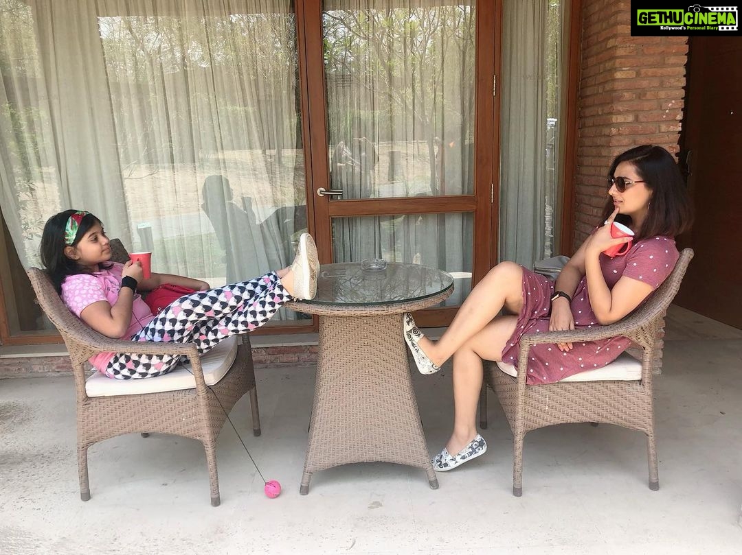Isha Chawla Instagram - Chai pe Charcha with my #sunshine ❤️#mahi #love #familylove #lovemyfamily #lovelymornings #gratitude #massilove