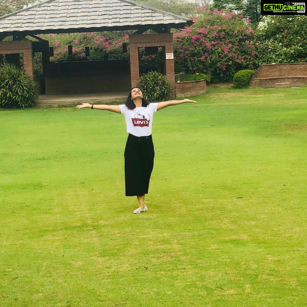 Isha Chawla Instagram - If i could hug the sky 🤗 thank you weather god for this beautiful weather . ❤️ #familytime #beautifulweather #summerbreak #holidays #love #chawlaparivar #gratitude #monsoon