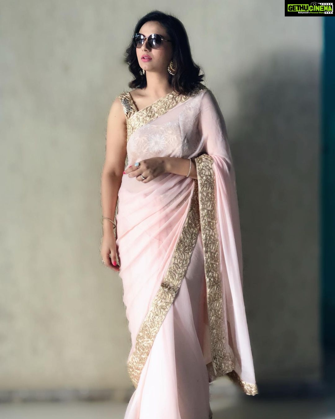 Isha Chawla Instagram - Cause my love for #saree is eternal ❤️❤️❤️ ............................................. P.C - Mahi Pendharkar #M.P Costume - @sajalpendharkar . #traditional #saree #loveforindianwear #love #mumbai #mumbaiwedding #family #familytime #gratitude