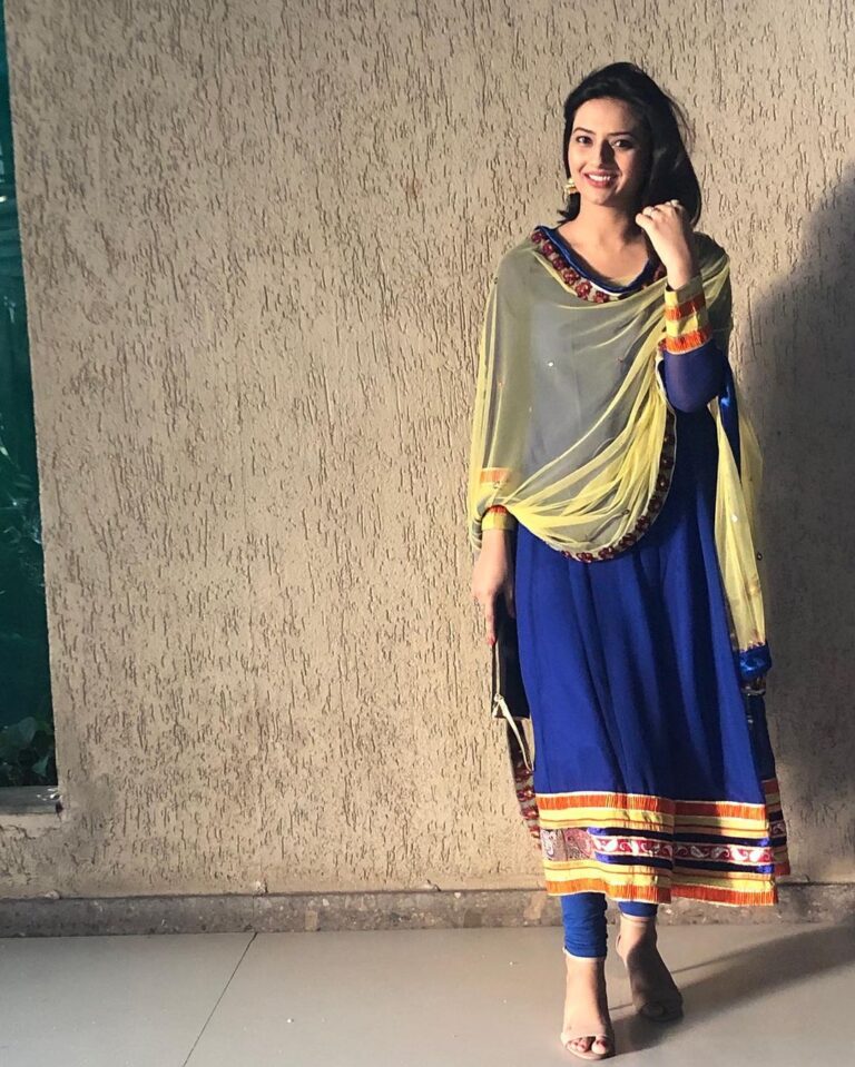 Isha Chawla Instagram - Always remember to wear a smile , that goes well with everything ❤️ p.c - #Mahi Costume - #crimson. ........................ #indianwear #blue #traditional #lovemylife