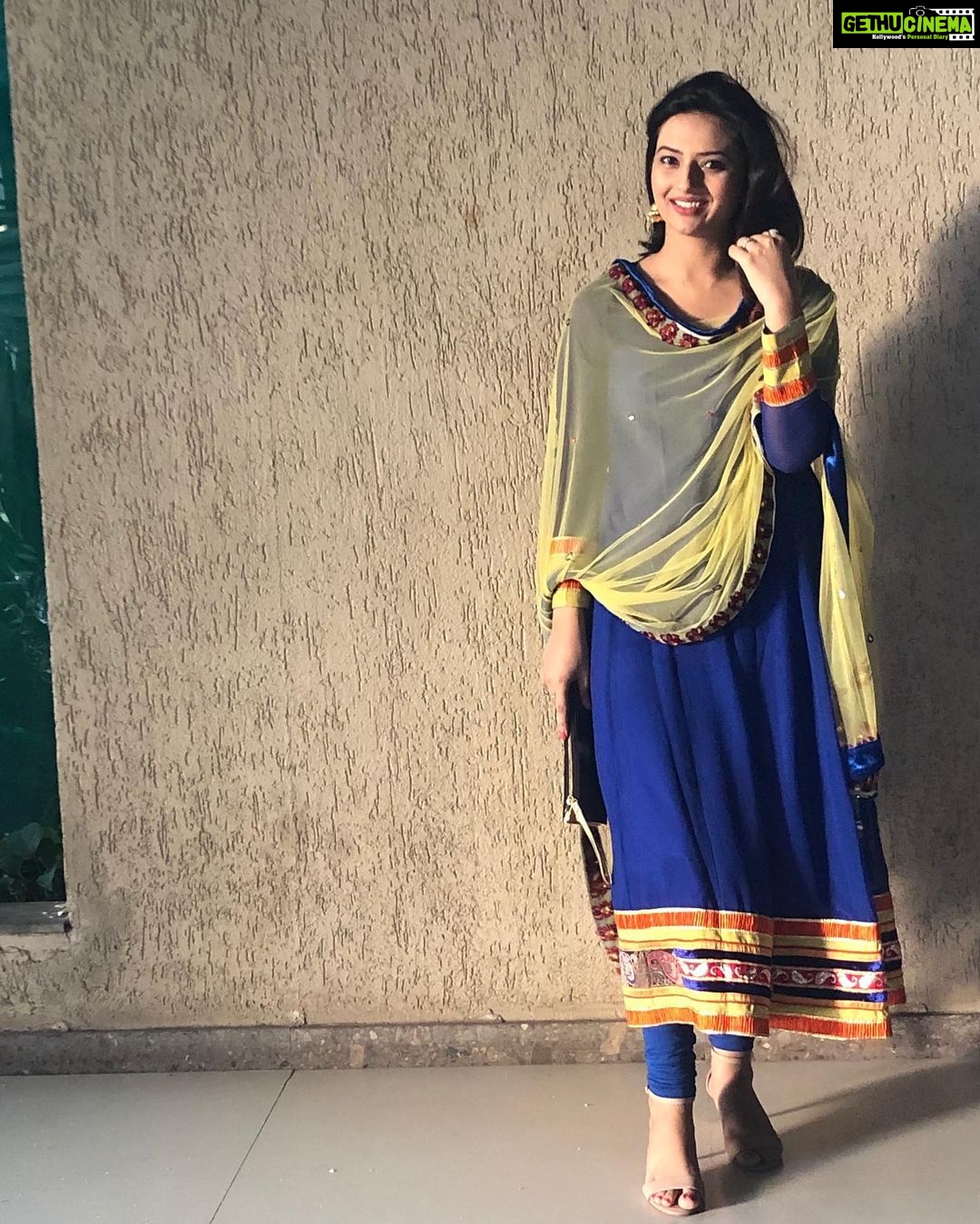 Isha Chawla Instagram - Always remember to wear a smile , that goes well with everything ❤️ p.c - #Mahi Costume - #crimson. ........................ #indianwear #blue #traditional #lovemylife