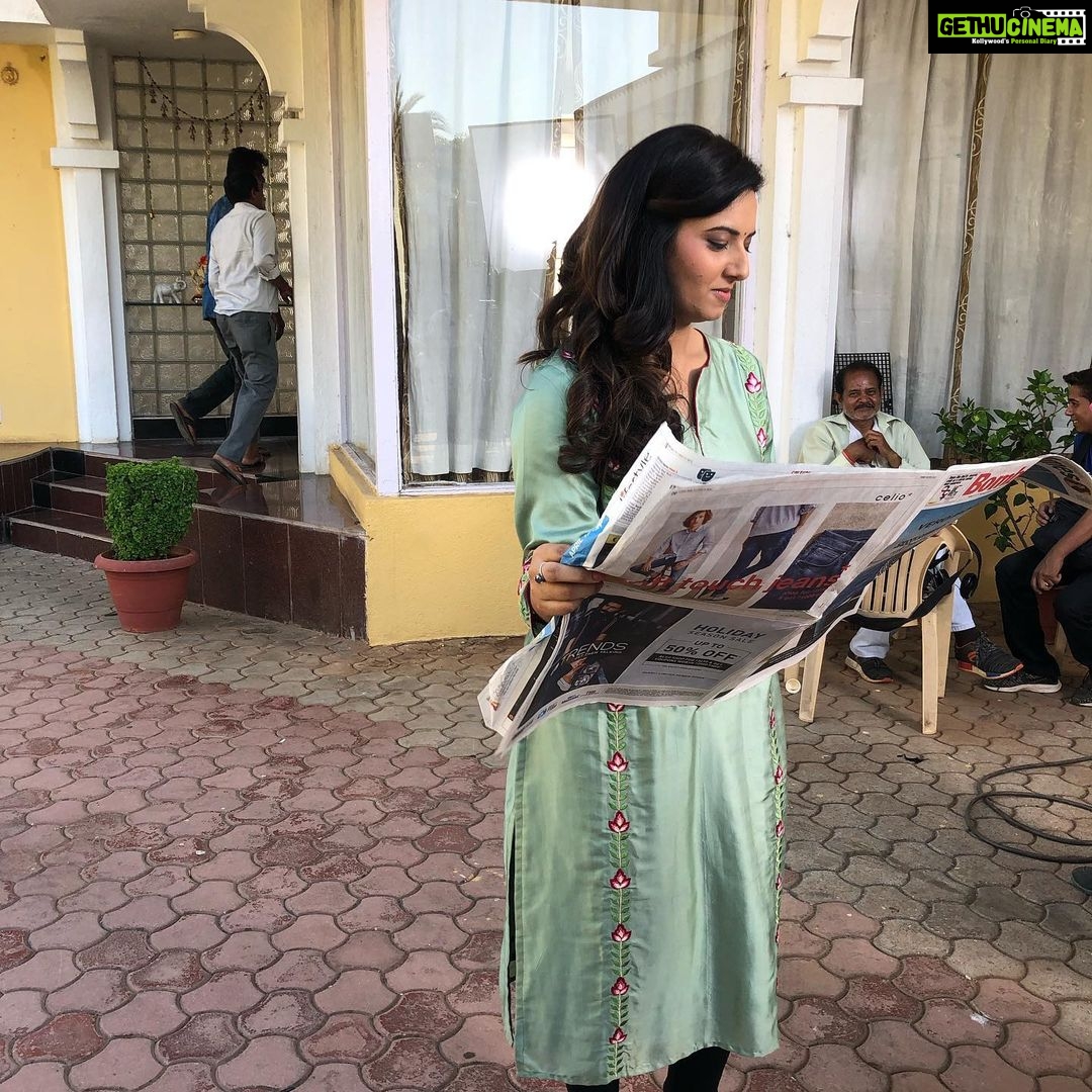 Isha Chawla Instagram - Director making sure that i read the paper ..... 🙈🙈🙈 #shootlife #actor #actorslife #workingsunday #lovemyjob #S-He